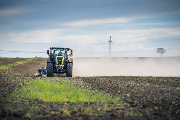 News Themen der Woche KW17 News Bilder des Tages Dürre in Deutschland, ausgetrocknete Felder in Thüringen LANDWIRTSCHAFT DÜRRE 25 04 2019 - Thüringen: Ein Landwirt pflügt sein trockenes Feld in Thüringen. _________________