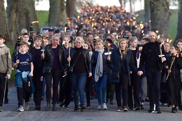 Entertainment Themen der Woche KW17 News Bilder des Tages Borgergruppe i familien Holch Povlsens hjemby, Stavtrup, afholder en mindebegivenhed for at vise medfoelelse, torsdag den 25. april 2018.. , Stavtrup Copyright: BoxAmstrupx cop104 spdk20190425-203004-L