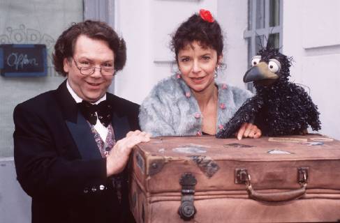 Weil Herr Blöhmann (HEINZ-WERNER KRAEHKAMP) Siebenstein (ADELHEID ARNDT) und den KOFFER in sein Konzert eingeladen hat, soll RUDI auf den Sonntagsbraten aufpassen. Doch da Rudi die Uhr noch nicht lesen kann, bleibt der Braten viel zu lange auf dem Herd. Als sie zurückkehren, quillt ihnen schwarzer Rauch entgegen. Regie: Karl-Heinz Käfer aka. Rudi irrt sich Überschrift: SIEBENSTEIN BRD 1997 Copyright: KPA !AUFNAHMEDATUM GESCHÄTZT! UnitedArchives00858912