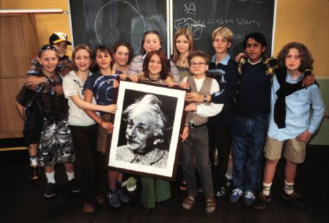 SCHLOSS EINSTEIN Schulanfang im Internat Schloß Einstein . Aus allen Teilen Deutschlands treffen nach den großen Ferien die Schülerinnen und Schüler der Internatsschule ein. GREGOR CZEMPIEL (Wolf) JULIAN HANSCHKE (Ingo) KATHRIN BLUME(Alexandra) JULIANE BRUMMUND (Nadine) GEERTJE BOEDEN (Antje) ANJA STADLOBER (Vera) PAULA BIRNBAUM (Iris) LAURA LAß (Katharina) PHILIP BAUMGARTEN(Tom) FLORENS SCHMIDT (Oliver) KUMARAN GANESHAN (Budhi) GEORG MALCOVATI (Marc) Regie: Gunter Krää aka. 1. Folge Überschrift: SCHLOSS EINSTEIN BRD 1998 9 Copyright: KPA !AUFNAHMEDATUM GESCHÄTZT! UnitedArchives00875815
