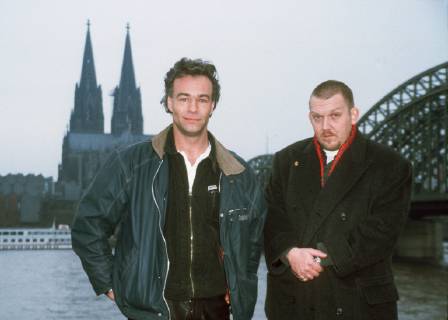 TATORT Mördergrube Eine Studentin wird auf dem Campus am helllichten Tag erschossen. War Martha Dreher wirklich das Ziel oder geriet sie nur zufällig in die Schusslinie? Die beiden Kommissare Ballauf (KLAUS J. BEHRENDT) und Schenk (DIETMAR BÄR) haben schnell einen Verdächtigen ermittelt. Doch ist der jähzornige Ex-Verlobte wirklich der Täter?... P B-B--1-52767 , 25DFATatort Überschrift: TATORT D 2001 Copyright: KPA !AUFNAHMEDATUM GESCHÄTZT! UnitedArchives00886379
