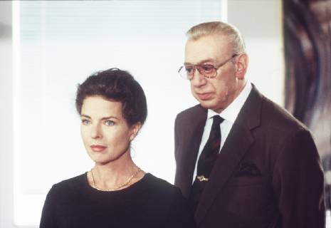 DERRICK Herr Widanje träumt schlecht Was weiss die Psychologin Agnes Voss (GUDRUN LANDGREBE) über den Ermordeten Widanje? Oberinspektor Derrick (HORST TAPPERT) versucht es herauszubekommen. 39644-0-55225 , 30DFADerric2 Überschrift: DERRICK D 1995 Copyright: KPA !AUFNAHMEDATUM GESCHÄTZT! UnitedArchives00888125