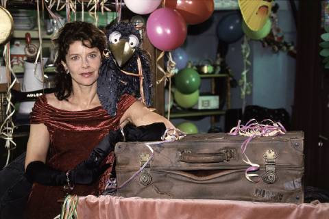 SIEBENSTEIN- Rudi freut sich tierisch: Siebenstein alias ADELHEID ARNDT feiert Geburtstag. Der Koffer will auch ein Ständchen bringen. aka. Siebenstein hat Geburtstag Überschrift: SIEBENSTEIN Copyright: KPA !AUFNAHMEDATUM GESCHÄTZT! UnitedArchives00890569