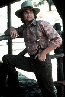 Michael Landon, 30. Todestag am 1. Juli UNSERE KLEINE FARM Little House on the Prairie USA 1983 Der Präsident der Landverwertungsgesellschaft hat die Bürger von Walnut Grove vor die Wahl gestellt: Entweder sie arbeiten für die Company oder sie müssen die Stadt verlassen. Als die rechtlichen Möglichkeiten erschöpft sind, beschliessen die Bürger, lieber den Besitz zu zerstören, als ihn in fremde Hände zu geben... Foto: Charles Ingalls (MICHAEL LANDON) aka. Little House on the Prairie UNSERE KLEINE FARM USA 1983 Copyright: KPA !AUFNAHMEDATUM GESCHÄTZT! Nur redaktionelle Nutzung im Zusammenhang mit dem Film. Editorial usage only and only related to the movie. Im Falle anderer Verwendungen, kontaktieren Sie uns bitte. For other uses, please contact us. UnitedArchives00640019
