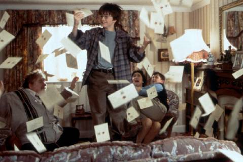 HARRY POTTER UND DER STEIN DES WEISEN Harry Potter and the Sorcerer s Stone USA GB 2001 Chris Columbus Bis zu seinem elften Geburtstag glaubte Harry Potter (DANIEL RADCLIFFE), er sei ein ganz normaler Junge. Dann erfährt er, dass er sich in Hogwart, der Schule für Zauberei und Hexerei, einfinden soll. Harry, als Waisenkind bei Onkel (Vernon Dursley - RICHARD GRIFFITHS), Tante (Petunia - FIONA SHAW)und Cousin (Dudley - HARRY MELLING) aufgewachsen, wusste nicht, dass seine Eltern Zauberer waren. Für den vernachlässigten Harry wird das erste Jahr in der Schule das aufregendste und lustigste in seinem Leben. Er stürzt von einem Abenteuer in die nächste ungeheuerliche Geschichte, er muss gegen Mitschüler, Bestien und Fabelwesen kämpfen. Harry rettet den Stein der Weisen vor dem bösen Zauberer Voldemort und kann somit die Rückkeh Nur redaktionelle Nutzung im Zusammenhang mit dem Film. Editorial usage only and only related to the movie. Im Falle anderer Verwendungen, kontaktier