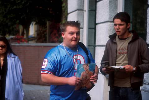 KNALLHARTE JUNGS D 2001 Granz Henman ER spricht mit Florian (TOBIAS SCHENKE) und ER meldet sich immer in unpassenden Situationen zu Wort, um Flos Sexualleben endlich in Schwung zu bringen. Sein Kumpel Red Bull (AXEL STEIN) steht Flo ebenfalls als vermeintlicher Sexperte zur Verfügung. Das Objekt der Begierde ist Maja, die hält Flo allerdings für einen perversen Idioten. Also gilt es Flos Image aufzupolieren, um die schöne Maja zu erobern... Regie: Granz Henman KNALLHARTE JUNGS D 2001 Copyright: KPA !AUFNAHMEDATUM GESCHÄTZT! Nur redaktionelle Nutzung im Zusammenhang mit dem Film. Editorial usage only and only related to the movie. Im Falle anderer Verwendungen, kontaktieren Sie uns bitte. For other uses, please contact us. UnitedArchives00644986