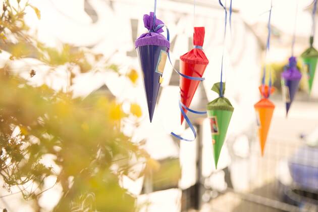 IMAGO Creative: Gesellschaft, Schule, Schulanfang Miniature school cones hanging in a row property released  MFRF01226