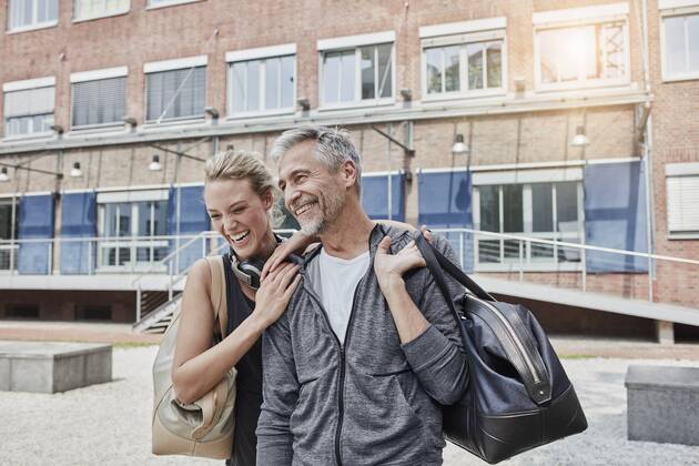 Portrait of mature man and young woman with sports bag in front of gym model released Symbolfoto  RORF01714
