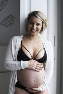 Portrait of smiling blonde pregnant woman at home model released Symbolfoto property released IGGF00725
