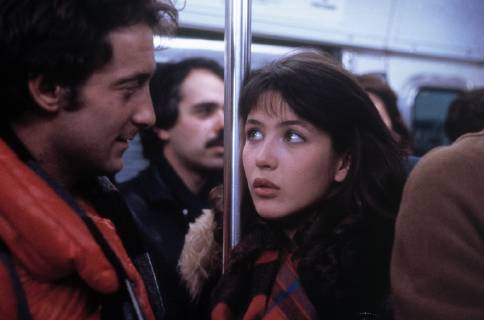 DIE STUDENTIN L Etudiante Frankreich 1988 Claude Pinoteau Ned (VINCENT LINDON) trifft Valentine (SOPHIE MARCEAU) in der U-Bahn. Komödie Regie: Claude Pinoteau aka. L Etudiante DIE STUDENTIN Frankreich 1988 Copyright: KPA !AUFNAHMEDATUM GESCHÄTZT! Nur redaktionelle Nutzung im Zusammenhang mit dem Film. Editorial usage only and only related to the movie. Im Falle anderer Verwendungen, kontaktieren Sie uns bitte. For other uses, please contact us. UnitedArchives00669610