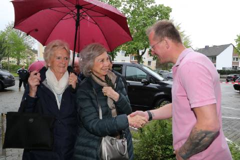 Spaniens EX König Juan Carlos mit seiner Frau Sophia und den Töchtern Elena und Cristina kommen zum Handballspiel des Enkels , Der 18-Jährige Pablo Urdangarin, spielt bei den A-Junioren der TSV Hannover-Burgdorf und steht am Sonnabend mit seiner Mannschaft gegen die HSG Wetzlar im Viertelfinale der Deutschen Meisterschaft. der Trainer Heidmar Felixson - TSV Burgdorf begrüßt Sophia von Griechenland und die Großmutter, Claire Liebaert Courtain,