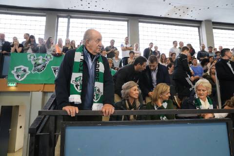 Spaniens EX König Juan Carlos mit seiner Frau Sophia und den Töchtern Elena und Cristina kommen zum Handballspiel des Enkels , Der 18-Jährige Pablo Urdangarin, spielt bei den A-Junioren der TSV Hannover-Burgdorf und steht am Sonnabend mit seiner Mannschaft gegen die HSG Wetzlar im Viertelfinale der Deutschen Meisterschaft.von links: Juan Carlos I , Sophia von Griechenland, Cristina v on Spanien, Großmutter Claire Liebaert Coutain, Elena von Spanien,
