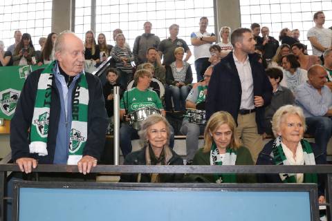 Spaniens EX König Juan Carlos mit seiner Frau Sophia und den Töchtern Elena und Cristina kommen zum Handballspiel des Enkels , Der 18-Jährige Pablo Urdangarin, spielt bei den A-Junioren der TSV Hannover-Burgdorf und steht am Sonnabend mit seiner Mannschaft gegen die HSG Wetzlar im Viertelfinale der Deutschen Meisterschaft.von links: Juan Carlos I , Sophia von Griechenland, Cristina v on Spanien, Großmutter Claire Liebaert Coutain, Elena von Spanien,