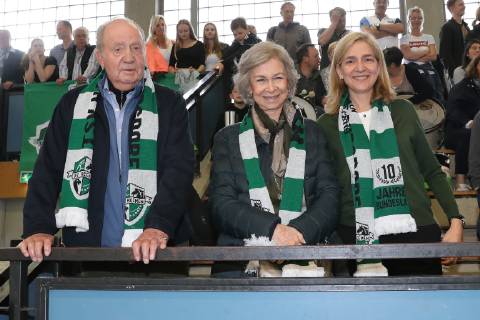 Spaniens EX König Juan Carlos mit seiner Frau Sophia und den Töchtern Elena und Cristina kommen zum Handballspiel des Enkels , Der 18-Jährige Pablo Urdangarin, spielt bei den A-Junioren der TSV Hannover-Burgdorf und steht am Sonnabend mit seiner Mannschaft gegen die HSG Wetzlar im Viertelfinale der Deutschen Meisterschaft.von links: Juan Carlos I , Sophia von Griechenland, Cristina v on Spanien, Großmutter Claire Liebaert Coutain, Elena von Spanien,