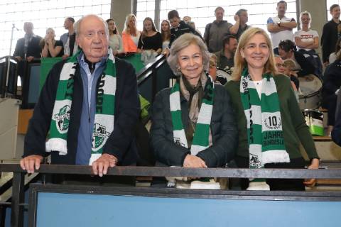 Spaniens EX König Juan Carlos mit seiner Frau Sophia und den Töchtern Elena und Cristina kommen zum Handballspiel des Enkels , Der 18-Jährige Pablo Urdangarin, spielt bei den A-Junioren der TSV Hannover-Burgdorf und steht am Sonnabend mit seiner Mannschaft gegen die HSG Wetzlar im Viertelfinale der Deutschen Meisterschaft.von links: Juan Carlos I , Sophia von Griechenland, Cristina v on Spanien, Großmutter Claire Liebaert Coutain, Elena von Spanien,