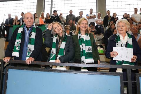 Spaniens EX König Juan Carlos mit seiner Frau Sophia und den Töchtern Elena und Cristina kommen zum Handballspiel des Enkels , Der 18-Jährige Pablo Urdangarin, spielt bei den A-Junioren der TSV Hannover-Burgdorf und steht am Sonnabend mit seiner Mannschaft gegen die HSG Wetzlar im Viertelfinale der Deutschen Meisterschaft.von links: Juan Carlos I , Sophia von Griechenland, Cristina v on Spanien, Großmutter Claire Liebaert Coutain, Elena von Spanien,