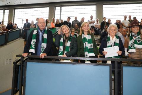 Spaniens EX König Juan Carlos mit seiner Frau Sophia und den Töchtern Elena und Cristina kommen zum Handballspiel des Enkels , Der 18-Jährige Pablo Urdangarin, spielt bei den A-Junioren der TSV Hannover-Burgdorf und steht am Sonnabend mit seiner Mannschaft gegen die HSG Wetzlar im Viertelfinale der Deutschen Meisterschaft.von links: Juan Carlos I , Sophia von Griechenland, Cristina v on Spanien, Großmutter Claire Liebaert Coutain, Elena von Spanien,