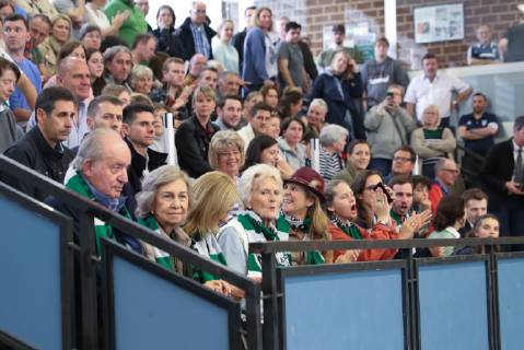 Spaniens EX König Juan Carlos mit seiner Frau Sophia und den Töchtern Elena und Cristina kommen zum Handballspiel des Enkels , Der 18-Jährige Pablo Urdangarin, spielt bei den A-Junioren der TSV Hannover-Burgdorf und steht am Sonnabend mit seiner Mannschaft gegen die HSG Wetzlar im Viertelfinale der Deutschen Meisterschaft.von links: Juan Carlos I , Sophia von Griechenland, Cristina v on Spanien, Großmutter Claire Liebaert Coutain, Elena von Spanien,