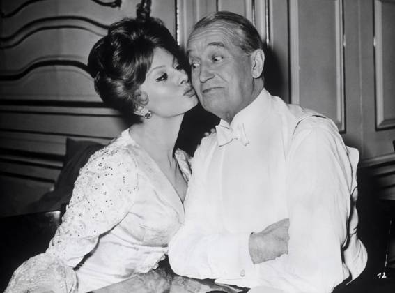 SOPHIA LOREN (as Princess Olympia) and MAURICE CHEVALIER (as Prince Philip) in A Breath of Scandal (1960) Copyright: KPA !AUFNAHMEDATUM GESCHÄTZT! Nur redaktionelle Nutzung im Zusammenhang mit dem Film. Editorial usage only and only related to the movie. Im Falle anderer Verwendungen kontaktieren Sie uns bitte. For other uses, please contact us. UnitedArchives00683045