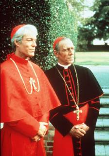 Ralph ist nach Rom zurückgekehrt. Meggie hat sich von Luke getrennt und Dane, ihr zweites Kind, zur Welt gebracht. Erwachsengeworden, will Dane Priester werden. Ralph holt ihn zu sich. Ebenfalls in Rom ist Danes Schwester Justine, sie lernt Ralphs Freund Rainer kennen. Die Jahre vergehen, bis ein tragischer Unfall alle ein letztes Mal auf Drogheda zusammenführtE Bild: CHRISTOPHER PLUMMER (Contini -Verchese), RICHARD CHAMBERLAIN (Ralph de Bricassart) Regie: Daryl Duke aka. The Thorn Birds: Teil 4 DIE DORNENVÖGEL USA 1983 Copyright: KPA !AUFNAHMEDATUM GESCHÄTZT! Nur redaktionelle Nutzung im Zusammenhang mit dem Film. Editorial usage only and only related to the movie. Im Falle anderer Verwendungen, kontaktieren Sie uns bitte. For other uses, please contact us. UnitedArchives00857115