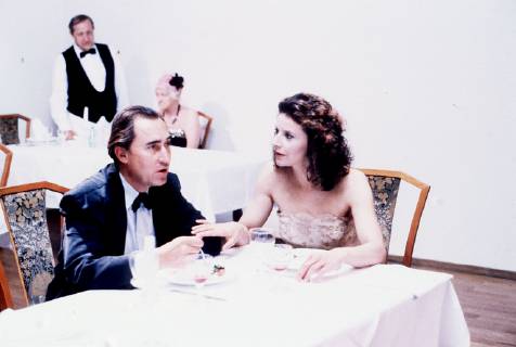 Christine verliebt sich in einen Mann und so kommt es endlich zu einem Happy-End. Bild: NICOLAS LANSKY, Christine (ADELHEID ARNDT) aka. Komödie von Richard Blank DIE HEIRATSSCHWINDLERIN BRD 1990 Copyright: KPA !AUFNAHMEDATUM GESCHÄTZT! Nur redaktionelle Nutzung im Zusammenhang mit dem Film. Editorial usage only and only related to the movie. Im Falle anderer Verwendungen, kontaktieren Sie uns bitte. For other uses, please contact us. UnitedArchives00859492