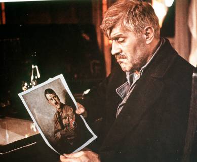 DIE BLECHTROMMEL D F 1978 - Volker Schlöndorff MARIO ADORF - Alfred Matzerath Regie: Volker Schlöndorff aka. Le Tambour DIE BLECHTROMMEL BRD FRA 1978 Copyright: KPA !AUFNAHMEDATUM GESCHÄTZT! Nur redaktionelle Nutzung im Zusammenhang mit dem Film. Editorial usage only and only related to the movie. Im Falle anderer Verwendungen, kontaktieren Sie uns bitte. For other uses, please contact us. UnitedArchives00881666