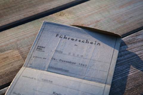 29.04. 2019 Dortmund Ab 19. Januar 2033 soll nur noch der einheitliche EU- Führerschein für den PKW gültig sein. BIs dahin müssen alle älteren Führerscheine umgetauscht werden, sie verlieren spätestens am Stichtag ihre Gültigkeit. Die Papierführerscheine gehören dann der Vergangenheit an.