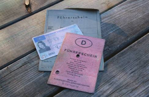 29.04. 2019 Dortmund Ab 19. Januar 2033 soll nur noch der einheitliche EU- Führerschein für den PKW gültig sein. BIs dahin müssen alle älteren Führerscheine umgetauscht werden, sie verlieren spätestens am Stichtag ihre Gültigkeit. Die Papierführerscheine gehören dann der Vergangenheit an.