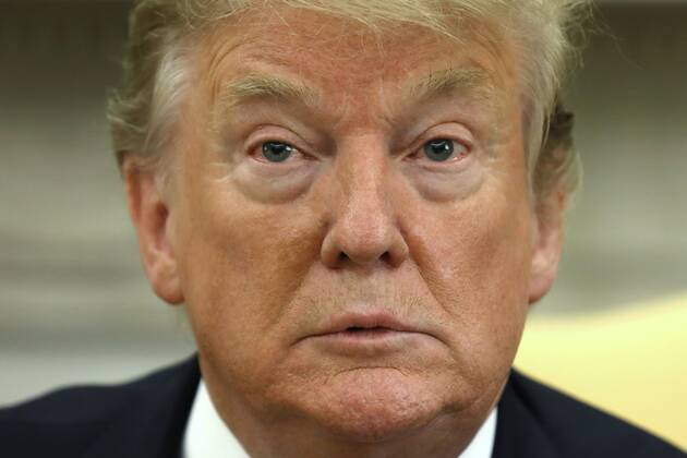 News Bilder des Tages May 3, 2019 - Washington, District of Columbia, U.S. - US President Donald J. Trump talks to reporters during his meeting with Prime Minister Peter Pellegrini of the Slovak Republic in the Oval Office of the White House in Washington, DC, 03 May 2019. Credit: Pool via CNP Washington U.S. - ZUMAs152 20190503_zaa_s152_005 Copyright: xYurixGripasx