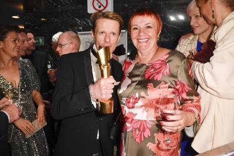 Alexander Scheer mit seiner Mutter bei der Aftershow Party des Deutschen Filmpreises 2019 im Palais am Funkturm in der Messe Berlin. Berlin, 03.05.2019