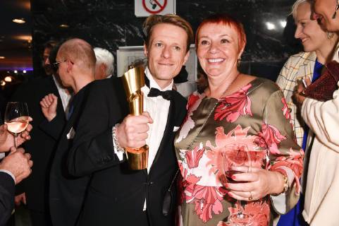 Alexander Scheer mit seiner Mutter bei der Aftershow Party des Deutschen Filmpreises 2019 im Palais am Funkturm in der Messe Berlin. Berlin, 03.05.2019