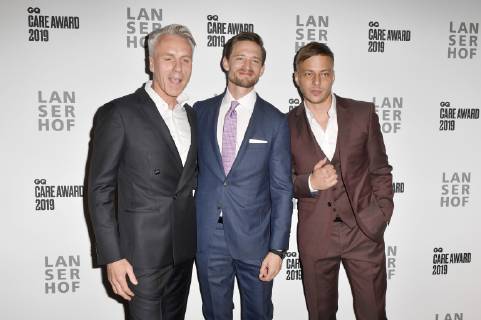Tom Junkersdorf, August Wittgenstein und Tom Wlaschiha bei der Verleihung des GQ Care Award 2019 in der 20° Restobar. Düsseldorf, 08.05.2019
