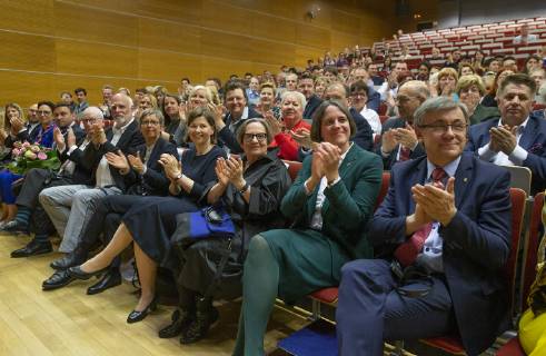 Frankfurt (Oder), 09.05.219 - Audimax - Europa-Universitaet - Viadrina Verleihung des Viadrina-Preises an die polnische Regisseurin und Drehbuchautorin Agnieszka Holland fuer ihr Engagement um die europäische Verständigung. im Bild: v.r.n.l.Tadeusz Wollas (Prorektor der Adam-Mickiewicz-Universutaet Poznan, die Praesidentin der Europa-Universitaet Viadrina, Prof. Dr. Julia von Blumenthal, die Viadrina-Preistraegerin, Agnieszka Holland, Prof. Dagmar Jajesniak-Quast und die Laudatorin, Marion Doering,( Praesidentin der europaeischen Filmakademie).