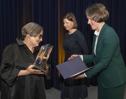 Frankfurt (Oder), 09.05.219 - Audimax - Europa-Universitaet - Viadrina Verleihung des Viadrina-Preises an die polnische Regisseurin und Drehbuchautorin Agnieszka Holland fuer ihr Engagement um die europäische Verständigung. Im Bild: ueberreicht die Praesidentin der Europa-Universtaet Viadrina. Prof. Dr. Julias von Blumenthal den Preis an Agnieszka Hollsand. Im Hintergrund, Frau Prof. Dr. Dagmara Jajesniak-Quast ,( Vorsitzende des Kuratoriums)