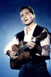 FREDDY QUINN Studioaufnahme, ca. 1958. Der Sänger, Entertainer und Schauspieler FREDDY QUINN ist einer der ersten deutschen Superstars. Über 50 Millionen Schallplatten hat er bis heute verkauft. Seine Erfolgsserie begann mit dem Lied Heimweh 1956. Mit seinen Liedern, seinen Bühnenerfolgen und den Hauptrollen in Spielfilmen eroberte er das Publikum der Wirtschaftswunderjahre..., Copyright: ArthurxGrimm UnitedArchives00639493