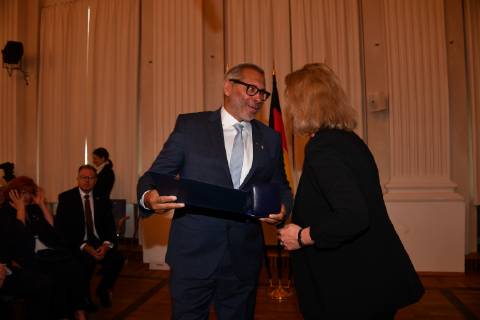 Kerstin Schreyer (Sozialministerin) und William Hartwig-Almer (Jimmy Hartwig) Verleihung der Sozialmedaille Bayerische Staatsmedaille für soziale Verdienste Max-Joseph-Saal Residenz München 13. Mai 2019