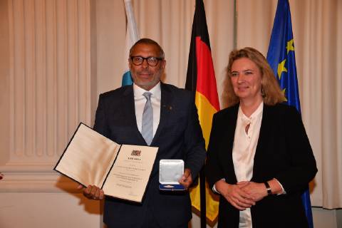 Kerstin Schreyer (Sozialministerin) und William Hartwig-Almer (Jimmy Hartwig) Verleihung der Sozialmedaille Bayerische Staatsmedaille für soziale Verdienste Max-Joseph-Saal Residenz München 13. Mai 2019