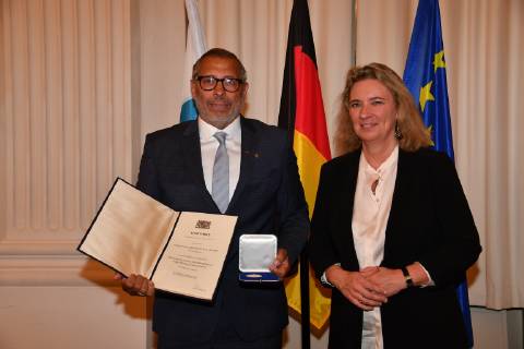 Kerstin Schreyer (Sozialministerin) und William Hartwig-Almer (Jimmy Hartwig) Verleihung der Sozialmedaille Bayerische Staatsmedaille für soziale Verdienste Max-Joseph-Saal Residenz München 13. Mai 2019