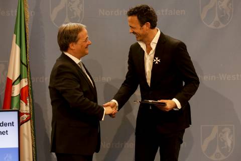 14.05.2019, Düsseldorf. NRW-Ministerpräsident Armin Laschet verleiht den Verdienstorden des Landes Nordrhein-Westfalen an Till Brönner, Berlin Witten. Der international erfolgreiche Jazz-Trompeter setzt sich seit über 15 Jahren für die Nordoff Robbins Musiktherapie in Witten ein. Düsseldorf Präsidentenschlösschen der Bezirksregierung Düsseldorf, Cecilienallee 2 Nordrhein-Westfalen Deutschland