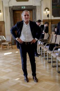 14.05.2019, Düsseldorf. NRW-Ministerpräsident Armin Laschet verleiht den Verdienstorden des Landes Nordrhein-Westfalen an Wolfgang Overath, Köln. Der ehemalige Präsident des 1. FC Köln wird für sein sportliches und soziales Engagement ausgezeichnet. 1994 gründete er gemeinsam mit dem SKM – Katholischer Dienst für soziale Dienste den Wolfgang Overath Fonds , durch den Menschen in sozialen Notlagen schnelle Hilfe erfahren. Zudem unterstützt er aktiv die Kampagne Bewegung gegen Krebs . Hier am Rande der Verleihung. Düsseldorf Präsidentenschlösschen der Bezirksregierung Düsseldorf, Cecilienallee 2 Nordrhein-Westfalen Deutschland