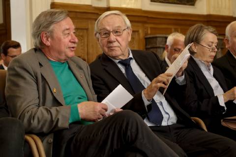 14.05.2019, Düsseldorf. NRW-Ministerpräsident Armin Laschet verleiht den Verdienstorden des Landes Nordrhein-Westfalen an Christoph Biemann und Armin Maiwald, Köln. Den Moderatoren der Sendung mit der Maus gelingt es seit Jahrzehnten in beeindruckender Weise, in informativen und kindgerechten Beiträgen jungen Menschen in Nordrhein-Westfalen und ganz Deutschland grundlegende Sachverhalte nahezubringen. Hier am Rande der Verleihung. Düsseldorf Präsidentenschlösschen der Bezirksregierung Düsseldorf, Cecilienallee 2 Nordrhein-Westfalen Deutschland