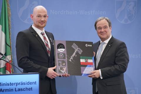Dr. Alexander Gerst, Köln, Astronaut, ISS, ESA, DLR, Forschungsmission Horizons. Bekam den Landesverdienstorden von Ministerpräsident Armin Laschet CDU am 14.05.2019 in Düsseldorf überreicht. Er ist eine der höchsten Auszeichnungen Nordrhein-Westfalens. Das Land zeichnet damit Bürgerinnen und Bürger für ihre außerordentlichen Verdienste und überragendes Engagement für die Gesellschaft aus. Düsseldorf NRW Deutschland