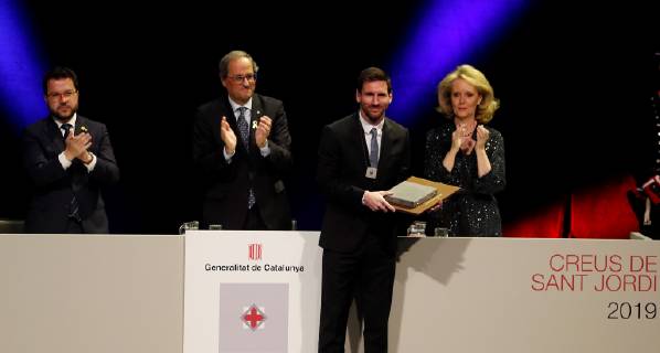 FC Barcelona s Argentinean striker Leo Messi (C) receives the Cross of Saint George award from Catalan regional Government Quim Torra (2-L) and Catalan Culture Minister Mariangela Vilallonga (R) during a ceremony in Barcelona, Catalonia, north eastern Spain, 16 May 2019. The Cross of Saint George award is handed by the Catalan regional Government to important personalities and social entities for their contributions in Catalonia. Cross of Saint George in Barcelona !ACHTUNG: NUR REDAKTIONELLE NUTZUNG!  Copyright: xTonixAlbirx GRAF2137 20190516-636936357906300202