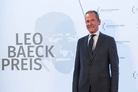 Verleihung des Leo Baeck-Preises 2019 durch den Zentralrat der Juden in Deutschland am Donnerstag (16.05.19) in Berlin an den Vorstandsvorsitzenden des Axel-Springer-Konzerns, Mathias Doepfner (Döpfner) (Foto). Der Zentralrat der Juden ehrt Doepfner fuer sein jahrzehntelanges, ausserordentliches Engagement fuer die juedische Gemeinschaft und fuer den Staat Israel. Der mit 10.000 Euro dotierte Leo-Baeck-Preis ist die hoechste Auszeichnung des Zentralrats. Doepfner habe sich in zahlreichen Artikeln und Reden mit Antisemitismus in all seinen Formen in Deutschland auseinandergesetzt. Die Erinnerung an die Schoah und die daraus resultierende Verantwortung Deutschlands gegen jede Form von Intoleranz und fuer Israel seien ihm ein Herzensthema. (Siehe epd-Bericht vom 17.05.2019) Zentralrat der Juden zeichnet Springer-Vorstand Doepfner aus