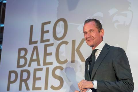 Verleihung des Leo Baeck-Preises 2019 durch den Zentralrat der Juden in Deutschland am Donnerstag (16.05.19) in Berlin an den Vorstandsvorsitzenden des Axel-Springer-Konzerns, Mathias Doepfner (Döpfner) (Foto). Der Zentralrat der Juden ehrt Doepfner fuer sein jahrzehntelanges, ausserordentliches Engagement fuer die juedische Gemeinschaft und fuer den Staat Israel. Der mit 10.000 Euro dotierte Leo-Baeck-Preis ist die hoechste Auszeichnung des Zentralrats. Doepfner habe sich in zahlreichen Artikeln und Reden mit Antisemitismus in all seinen Formen in Deutschland auseinandergesetzt. Die Erinnerung an die Schoah und die daraus resultierende Verantwortung Deutschlands gegen jede Form von Intoleranz und fuer Israel seien ihm ein Herzensthema. (Siehe epd-Bericht vom 17.05.2019) Zentralrat der Juden zeichnet Springer-Vorstand Doepfner aus