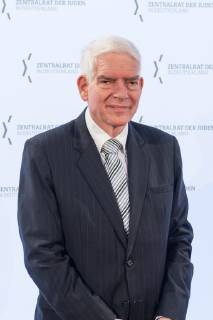 Verleihung des Leo Baeck-Preises 2019 durch den Zentralrat der Juden in Deutschland am Donnerstag (16.05.19) in Berlin an den Vorstandsvorsitzenden des Axel-Springer-Konzerns, Mathias Doepfner (Döpfner). (Foto: Josef Schuster, Praesident des Zentralrats der Juden in Deutschland) Der Zentralrat der Juden ehrt Doepfner fuer sein jahrzehntelanges, ausserordentliches Engagement fuer die juedische Gemeinschaft und fuer den Staat Israel. Der mit 10.000 Euro dotierte Leo-Baeck-Preis ist die hoechste Auszeichnung des Zentralrats. Doepfner habe sich in zahlreichen Artikeln und Reden mit Antisemitismus in all seinen Formen in Deutschland auseinandergesetzt. Die Erinnerung an die Schoah und die daraus resultierende Verantwortung Deutschlands gegen jede Form von Intoleranz und fuer Israel seien ihm ein Herzensthema. (Siehe epd-Bericht vom 17.05.2019 Copyright: epd-bild ChristianxDitsch EDITORIAL USE ONLY