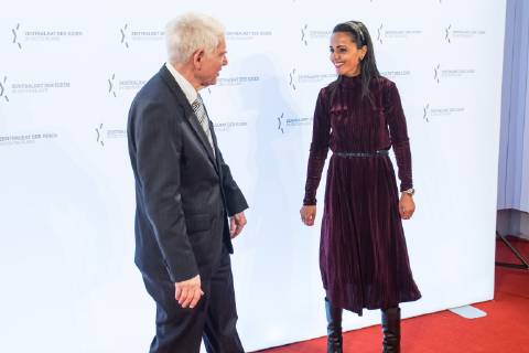 Verleihung des Leo Baeck-Preises 2019 durch den Zentralrat der Juden in Deutschland am Donnerstag (16.05.19) in Berlin an den Vorstandsvorsitzenden des Axel-Springer-Konzerns, Mathias Doepfner (Döpfner). (Foto: Josef Schuster, Praesident des Zentralrats der Juden in Deutschland und Sawsan Chebli, Staatssekretaerin im Berliner Senat) Der Zentralrat der Juden ehrt Doepfner fuer sein jahrzehntelanges, ausserordentliches Engagement fuer die juedische Gemeinschaft und fuer den Staat Israel. Der mit 10.000 Euro dotierte Leo-Baeck-Preis ist die hoechste Auszeichnung des Zentralrats. Doepfner habe sich in zahlreichen Artikeln und Reden mit Antisemitismus in all seinen Formen in Deutschland auseinandergesetzt. Die Erinnerung an die Schoah und die daraus resultierende Verantwortung Deutschlands gegen jede Form von Intoleranz und fuer Israel seien Copyright: epd-bild ChristianxDitsch EDITORIAL USE ONLY