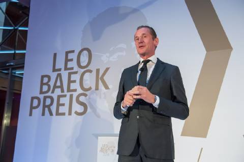 Verleihung des Leo Baeck-Preises 2019 durch den Zentralrat der Juden in Deutschland am Donnerstag (16.05.19) in Berlin an den Vorstandsvorsitzenden des Axel-Springer-Konzerns, Mathias Doepfner (Döpfner) (Foto). Der Zentralrat der Juden ehrt Doepfner fuer sein jahrzehntelanges, ausserordentliches Engagement fuer die juedische Gemeinschaft und fuer den Staat Israel. Der mit 10.000 Euro dotierte Leo-Baeck-Preis ist die hoechste Auszeichnung des Zentralrats. Doepfner habe sich in zahlreichen Artikeln und Reden mit Antisemitismus in all seinen Formen in Deutschland auseinandergesetzt. Die Erinnerung an die Schoah und die daraus resultierende Verantwortung Deutschlands gegen jede Form von Intoleranz und fuer Israel seien ihm ein Herzensthema. (Siehe epd-Bericht vom 17.05.2019) Zentralrat der Juden zeichnet Springer-Vorstand Doepfner aus