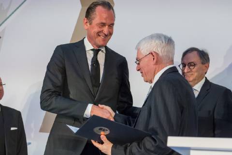 Verleihung des Leo Baeck-Preises 2019 durch den Zentralrat der Juden in Deutschland am Donnerstag (16.05.19) in Berlin an den Vorstandsvorsitzenden des Axel-Springer-Konzerns, Mathias Doepfner (Döpfner). (Foto v.l.: Mathias Doepfner und Josef Schuster, Praesident des Zentralrats der Juden in Deutschland) Der Zentralrat der Juden ehrt Doepfner fuer sein jahrzehntelanges, ausserordentliches Engagement fuer die juedische Gemeinschaft und fuer den Staat Israel. Der mit 10.000 Euro dotierte Leo-Baeck-Preis ist die hoechste Auszeichnung des Zentralrats. Doepfner habe sich in zahlreichen Artikeln und Reden mit Antisemitismus in all seinen Formen in Deutschland auseinandergesetzt. Die Erinnerung an die Schoah und die daraus resultierende Verantwortung Deutschlands gegen jede Form von Intoleranz und fuer Israel seien ihm ein Herzensthema. (Sieh Copyright: epd-bild ChristianxDitsch EDITORIAL USE ONLY