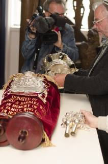 Thora-Rollen der Jüdischen Gemeinde Flensburg im Museumsberg ausgestellt Mitglieder der Jüdischen Gemeinde Flensburg enthüllen die Thora-Rollen, setzten die Teile zusammen, am 20.05.2019 in die Schatzkammer des Museumsberg Flensburg